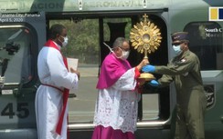 Tổng giám mục bay trực thăng trấn an người dân bị phong toả do Covid-19