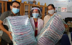 Tiểu thương Sài Gòn làm mặt nạ ngăn giọt bắn tặng bác sỹ chống dịch