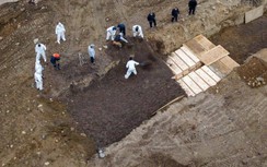 Cận cảnh hố chôn tập thể hàng trăm nạn nhân tử vong vì Covid-19