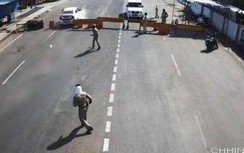 Video: Cảnh sát suýt bị ô tô tông chết ở chốt kiểm dịch Covid-19