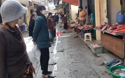 Cận cảnh chợ phố cổ ở Hà Nội kẻ vạch, đứng cách 2m mới bán hàng