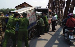 Hà Nội: Tịch thu xe giả thương binh ngang nhiên bán hàng trên cầu Long Biên
