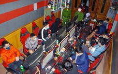 Chủ quán lén lút cho 13 thanh niên tụ tập chơi game giữa "bão" Covid-19