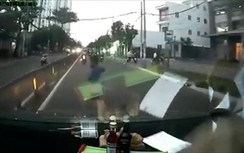 Video:Tài xế ô tô phanh cháy lốp để cứu cháu bé chạy sang đường nhặt bóng