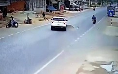 Video: Thanh niên lao ra đường, bị ô tô tông bay lên không trung