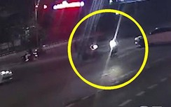 Video: Thanh niên vượt đèn đỏ, tông gục hai người đi xe máy trên đường