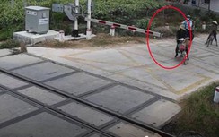 Video: Cố vượt rào chắn đường sắt, người phụ nữ gặp nạn thương tâm