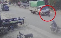 Video: Bà cụ cố đi bộ sang đường bị ô tô tải tông ngã