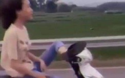 Triệu tập nữ sinh 16 tuổi điều khiển xe máy bằng chân
