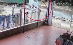 Video: Kinh hoàng xe tải tông đôi nam nữ đi xe máy văng xa hàng chục mét