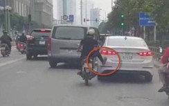 Video: Lạ lùng cảnh thanh niên đi xe máy dùng chân đẩy ô tô trên phố