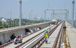 Cận cảnh công nhân tuyến metro số 1 TP.HCM "đua tốc độ" dưới nắng bỏng rát