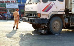 Va chạm với xe ben, người phụ nữ chết thảm dưới bánh xe