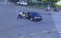 Video: CSGT phản ứng nhanh như chớp khi nữ tài xế văng khỏi ô tô đang chạy