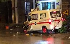 Video: Hãi hùng xe tải tông nát đầu xe cứu thương, tài xế mắc kẹt trên xe