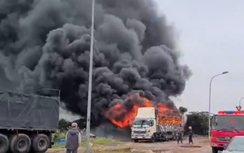 Video: Thùng xe tải cháy ngùn ngụt, hàng chục xe máy bị thiêu rụi