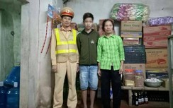 CSGT Hà Nội khuyên bảo, đưa cháu trai bỏ nhà đi lạc về với gia đình
