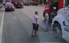 Video: Hai tài xế giải quyết va chạm giao thông bằng tuýp sắt