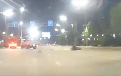 Video: Thanh niên đi xe máy tốc độ cao tông đầu xe tải, văng cả chục mét