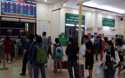 Chùm ảnh: Khách xếp hàng dài ở ga Hà Nội chờ lên tàu nghỉ lễ 30/4