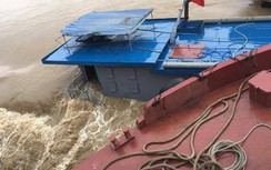 Trục vớt xong tàu 800 tấn đắm tại cầu sông Thương, gỡ bỏ lệnh cấm luồng