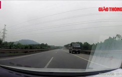 Video: Hàng loạt ô tô nối đuôi nhau phóng ngược chiều trên cao tốc