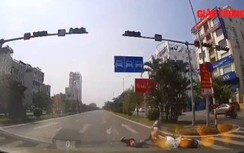 Video: Hai thanh niên vượt đèn đỏ, bị ô tô húc bay như "phim hành động"