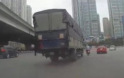 Video: Xe tải cán nát xe máy, tài xế thất thần khi thoát chết