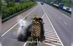 Video: Nữ tài xế mất lái, tự gây tai nạn kinh hoàng trên cao tốc