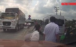 Video: Kinh hoàng tài xế xe khách vác dao chém người trên quốc lộ