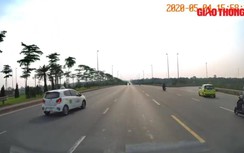 Video: Cú "tạt đầu" cực hiểm của taxi khiến xe tải "đo đường"