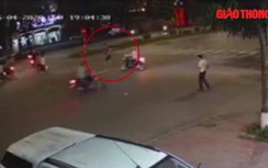 Video: Khiếp cảnh bố bế con sang đường bất ngờ bị xe máy tông bay chục mét