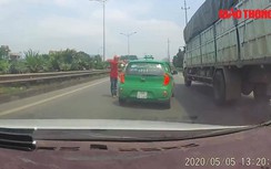 Video: Hùng hổ đi xe máy lên đường cao tốc, chặn đầu xe taxi quyết ăn thua