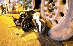 Video tai nạn giao thông ngày 8/5: Gặp họa vì dám "cắt mặt" xe container