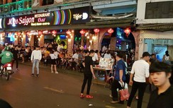 Phố đi bộ Sài Gòn chen vai náo nhiệt, khách mải vui "quên" mang khẩu trang