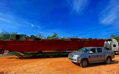 Bình Thuận: Bắt giữ xe đầu kéo chở tàu sắt dài 22 mét trên QL55