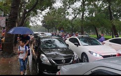 Đường phố Hà Nội ngập trong mưa lớn, ùn tắc nghiêm trọng