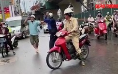 Video: Hai người đàn ông lao vào hỗn chiến vì va chạm giao thông