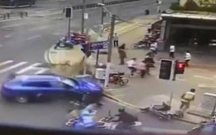 Video: Tài xế Porsche mất lái, tông 3 người bị thương, đâm gãy cột đèn