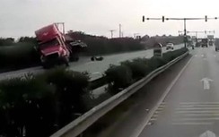 Video: Kinh hoàng xe container "vặn mình", đổ sập sau khi tránh người đi ẩu