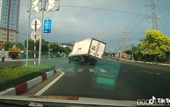 Video tài xế bẻ lái "cứu" 2 người đi xe máy vượt đèn đỏ gây tranh cãi
