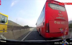 Video: Xe khách chèn gãy gương xe con rồi bỏ chạy mất hút