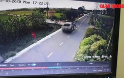 Video: Kinh hoàng khoảnh khắc xe bán tải tông cháu bé bay xuống mương