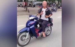 Video: Người đàn ông lớn tuổi lái xe máy ''diễn xiếc'' trên đường Hà Nội