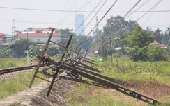 Hàng loạt trụ thông tin liên lạc Đường sắt qua Huế bị dông lốc quật đổ