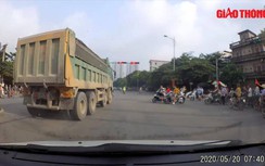 Video: Tài xế xe ben vượt đèn đỏ, lao như tên bắn qua ngã tư đông người
