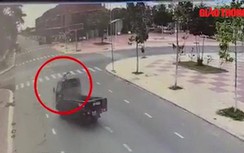 Video: Người đàn ông đi xe máy bị xe tải tông cực mạnh tại ngã tư