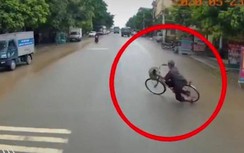 Video tai nạn giao thông ngày 23/5: Tài xế hú vía vì người đàn ông say rượu