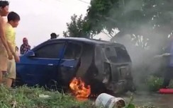 Video: Ô tô bốc cháy dữ dội khi ống xả bị quấn rơm rạ trên đường