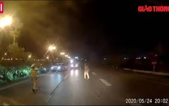 Video: Hai ô tô đi ngược chiều trên quốc lộ, gặp ngay chốt CSGT
